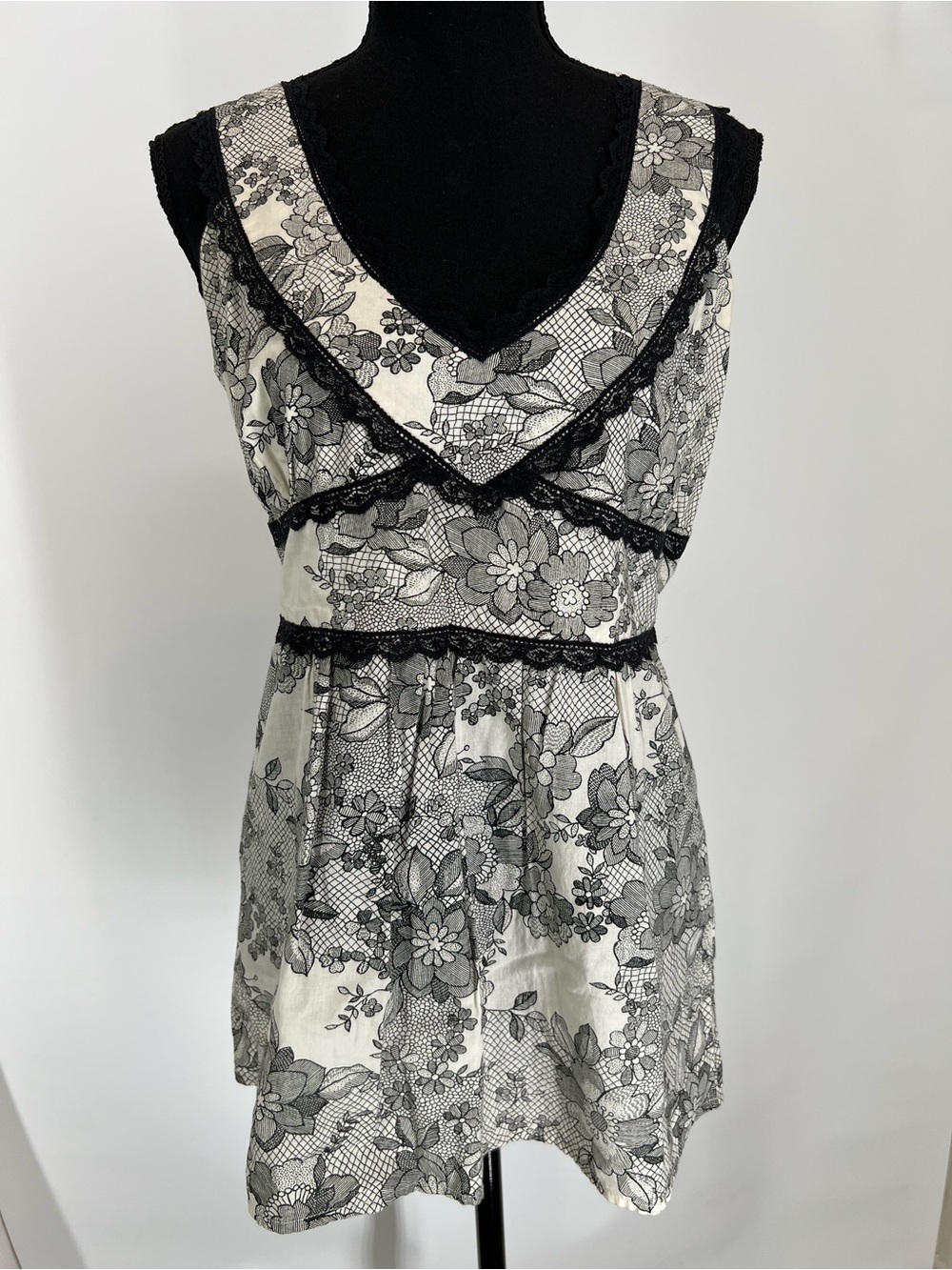 ALC Black & White Floral Lace-Trim Chemise